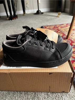 Mozo women’s size 7 slip resistant work shoe- new
